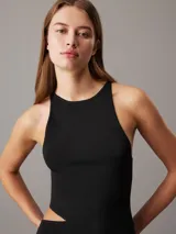 Vestido midi negro de punto de rayón suave, corte slim, cuello redondo, espalda cruzada y detalle recortado en la cintura.