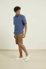 Bermuda cargo color camel con bolsillos laterales con solapa y cierre de botón.