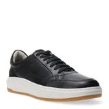 Championes urbanos Democrata modelo Guzma, color negro con suela blanca y base de goma marrón. Confeccionados en cuero sintético, presentan cordones negros, pespuntes decorativos y sutiles perforaciones laterales.