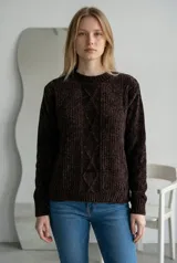 Sweater de chenille color rosado, con cuello redondo, mangas largas y diseño de tejido con rombos en el frente.