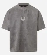 Remera oversized masculina de media malla con toque gamuza, color gris oscuro con efecto lavado. Presenta un bordado blanco en forma de media luna en el pecho y un estampado lettering en la parte delantera y trasera.