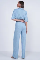 Pantalón celeste de fiesta con lentejuelas.