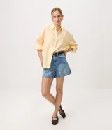 Short de jean color azul con corte evasé y bordado de lunares blancos en toda la prenda. Cuenta con pasacintos, bolsillos delanteros y traseros.
