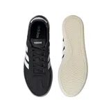 Championes Adidas Bareeda Decode negros con las tres tiras blancas y suela color crema.