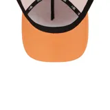 Gorra naranja con visera curva y paneles traseros de malla blanca. Presenta el logo de los New York Yankees bordado en blanco en el frente.