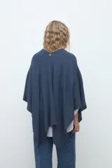 Ruana de punto azul marino, de diseño abierto y corte amplio y fluido.