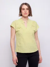 Top celeste de manga corta con cuello mao y tablas. Confeccionado en tela con textura.