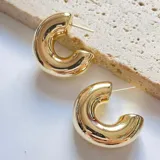 Aros tipo argolla gruesa color dorado.