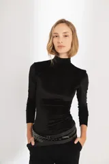 Cinturón negro de cuero vacuno con hebilla metálica plateada y tachas pequeñas plateadas.