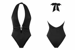 Body halter negro con escote profundo en V, herraje con strass en el centro del busto y diseño fruncido en la cintura. Confeccionado en tela suave y elastizada, tiene espalda descubierta.