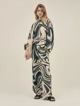 Camisa de manga larga con estampado abstracto en tonos beige y negro, de corte holgado.