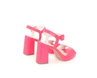 Sandalias de cuero color fucsia, con taco alto ancho, plataforma delantera, tira ancha en la parte delantera y tira ajustable con hebilla en el tobillo.
