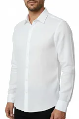 Camisa de lino y algodón color blanco, con cuello camisero, manga larga y cierre frontal de botones.