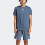 Remera deportiva azul con logo de la marca en el pecho.