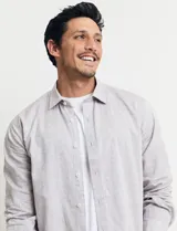 Camisa sport de manga larga con cuello buttondown, confeccionada en una mezcla de algodón y lino. Presenta un diseño clásico en color celeste con cierre frontal de botones.