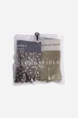 Pack de dos bóxers de algodón. Uno negro con cintura elástica negra con la marca en blanco. El otro color crema con estampado de flores pequeñas y cintura elástica gris con la marca en negro.