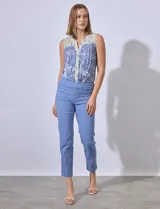 Pantalón de vestir verde esmeralda, de corte recto, con bolsillos laterales y traseros.