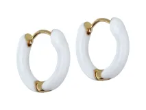 Aros tipo argolla de acero dorado con esmalte blanco.