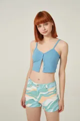 Top amarillo de breteles finos, confeccionado en poliéster de punto canalé, corte al cuerpo, con botones y cuello en V.