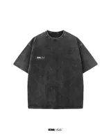 Remera negra de algodón con efecto lavado y logo estampado en el pecho.