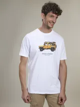 Remera de algodón color lila con estampa de un Land Rover Defender amarillo y el logo de la marca Benson & Thomas.