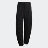 Pantalón Adidas de la línea Z.N.E. en color negro, con corte holgado y diseño de pierna ancha. Confeccionado en tejido ripstop ligero y resistente, cuenta con cintura elástica con cordón de ajuste y logo de las 3 Barras estampado en goma mate.