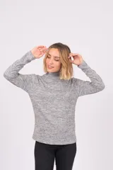 Polera de lanilla color champagne, de cuello alto y manga larga.