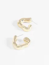 Par de aros dorados con forma irregular.