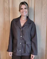 Sobreacamisa de paño con diseño de chaqueta, cuello solapa, cierre frontal con botones y dos bolsillos delanteros con solapa.