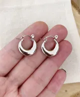 Aros tipo argolla gruesa de acero quirúrgico plateado, hipoalergénicos.