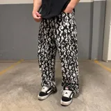 Pantalón de gabardina corte super baggy con estampado abstracto en blanco y negro.