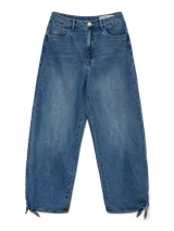Jean wide fit de tiro alto, largo cropped y color azul denim. Presenta cierre de botón y cremallera, bolsillos delanteros, traseros y monedero. Confeccionado en denim de sarga y detalle de lazo en los tobillos.