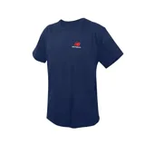 Remera azul marino de algodón con logo de New Balance bordado en rojo en el pecho.