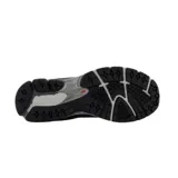 Championes urbanos New Balance modelo 2002R, color gris oscuro con detalles en negro y blanco. Confeccionados en una combinación de gamuza y malla, cuentan con el logo N característico en los laterales y entresuela con tecnología N-ergy para mayor amortiguación.