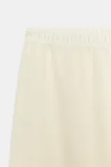 Pantalón de pierna recta color tostado, con tiro medio y cintura elástica. Confeccionado en hilatura con mezcla de viscosa.