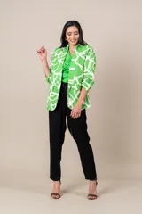 Blazer italiano estampado en tonos verde agua y blanco, de corte suelto, con solapa entera, bolsillos con tapa y mangas 3/4 fruncidas.