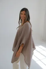 Blusa oversize color visón, de mangas amplias y escote en V.