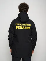 Parka negra con capucha, cierre frontal con cremallera, bolsillos laterales con cremallera y escudo del Club Atlético Peñarol en el pecho.