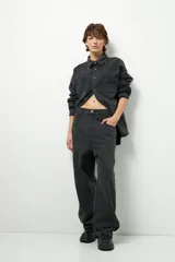 Jean negro de tiro bajo, corte oversized y grandes bolsillos traseros.