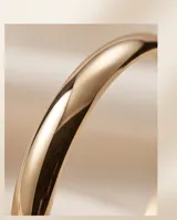 Pulsera tipo esclava rígida de diseño minimalista y acabado pulido brillante.