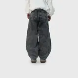 Jean ultra baggy color negro con efecto acid wash, corte holgado y diseño abombado con costuras decorativas arqueadas en las piernas.