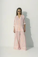 Camisa de lino 100% con rayas verticales blancas y negras, de calce relajado, cuello camisero y mangas largas.