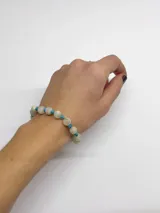 Pulsera de piedras naturales compuesta por cuentas esféricas blancas intercaladas con pequeñas cuentas turquesas.