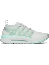 Championes Under Armour modelo UA W Phantom X, de color blanco con detalles en verde menta. Presentan parte superior de tejido transpirable, estructura de TPU translúcido en el mediopié con el logo de la marca, entresuela acolchada y suela de goma con tacos para tracción.