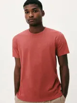 Camiseta básica de manga corta y cuello redondo, color rojo oscuro.