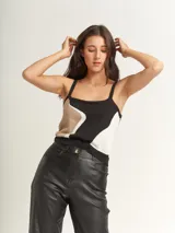 Top tejido con breteles anchos y escote cuadrado. Diseño con bloques de color en lila, beige y blanco.