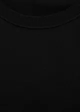 Jersey Lucca de punto fino y diseño recto, color negro, con cuello redondo y manga larga.