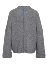 Sweater tejido de manga larga con cuello alto, hombros caídos y detalle de línea contrastante sobre las mangas, de fit holgado y textura gruesa.