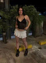 Top negro con lentejuelas, escote en V y tirantes finos.