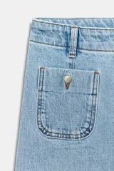 Jeans de tiro alto con corte wide leg y pernera ancha. Presenta bolsillos de plastrón en el delantero y cierre frontal con cremallera y botón.